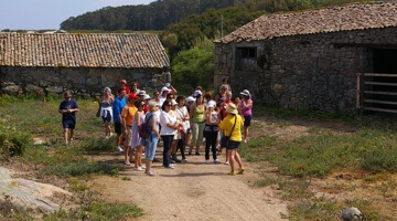 Grupo de turistas en una visita guiada por la Isla de Sálvora