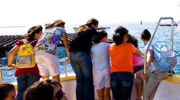 Grupo de escolares observa las bateas de la Ría de Arousa a bordo del Cormorán I